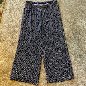 Easy wear by Chicos pull on cropped flair pant. Size 1